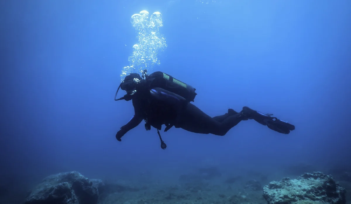 Un scafandru în timp ce explorează în adâncurile mării