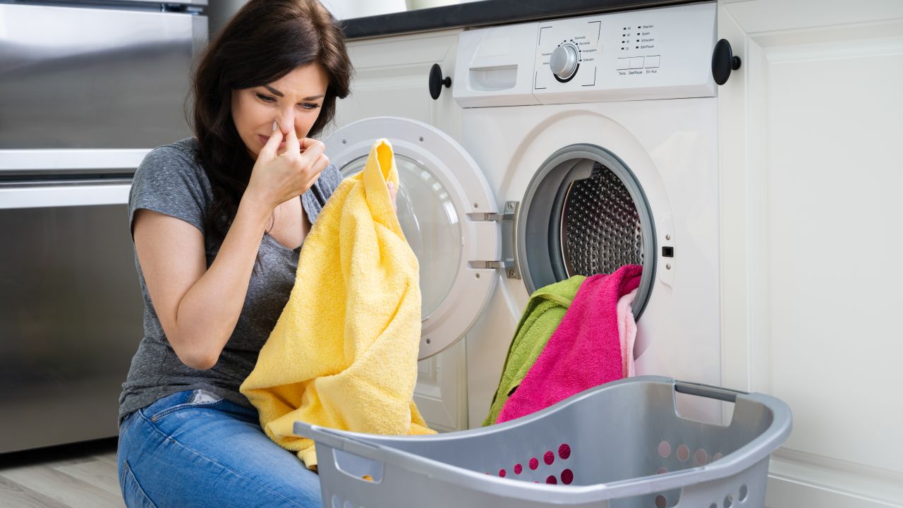 Cum elimini mirosul de umezeală din prosoape. Trucul care le face din nou proaspete