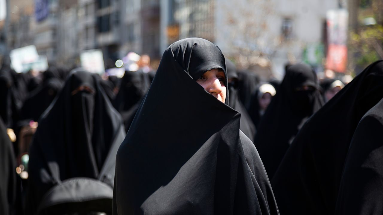 Femeile din Iran vor putea conduce vehicule pe două roţi după presiuni sociale și proteste de amploare