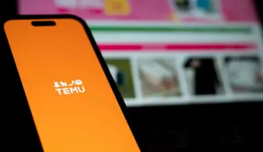 telefon cu aplicatia temu in fara unui laptop deschis pe aceeasi aplicatie