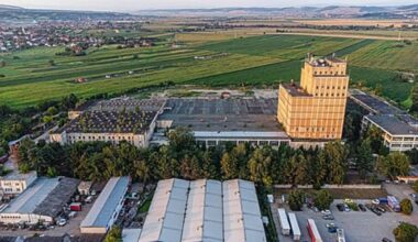 Fabrica situată în cartierul Unirii din Târgu Mureș, Azomureș, se vad cladiri, depozite, terenuri verzi si dealuri, vara