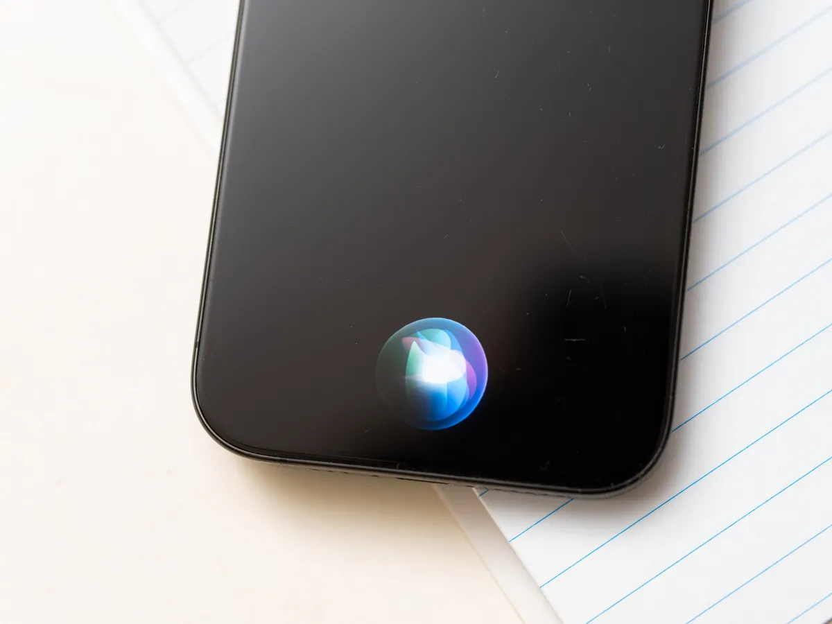 Apple va permite Siri să lucreze cu asistenți AI rivali