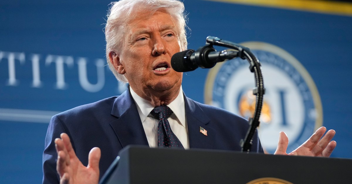 Trump ia în calcul ridicarea sancțiunilor asupra Rusiei, printre alte măsuri, pentru a scădea prețul petrolului