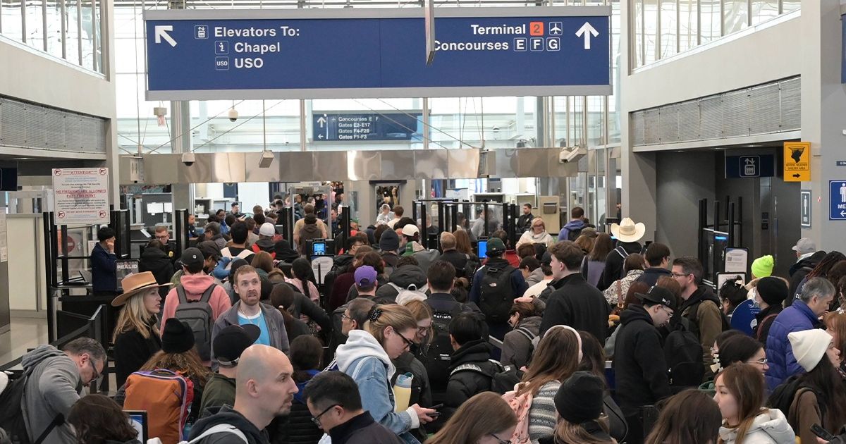 Alarmă de gradul zero în SUA / Haosul de pe aeroporturi amenință să transforme Mondialul din 2026 într-un coșmar logistic