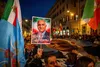 Imaginea lui Reza Pahlavi, fiul fostului șah al Iranului, la un protest din Roma. Foto: Imago