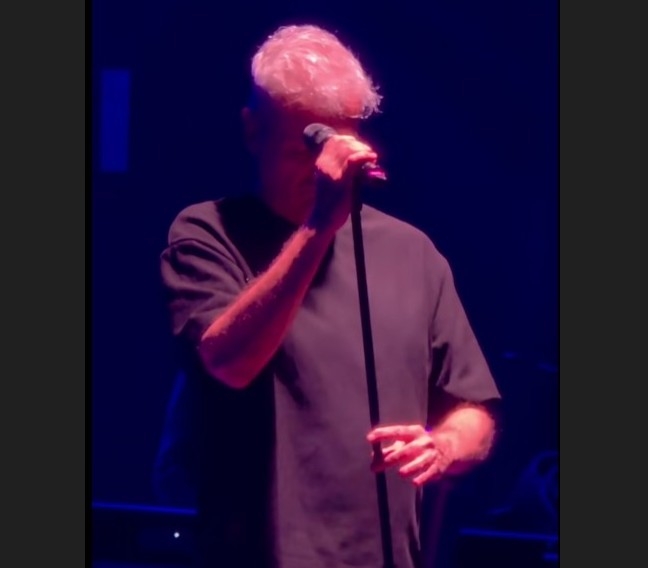 Dan Bittman, în lacrimi la primul concert al trupei Holograf de după moartea basistului Mugurel Vrabete. Piesa care l-a copleșit pe solistul trupei VIDEO