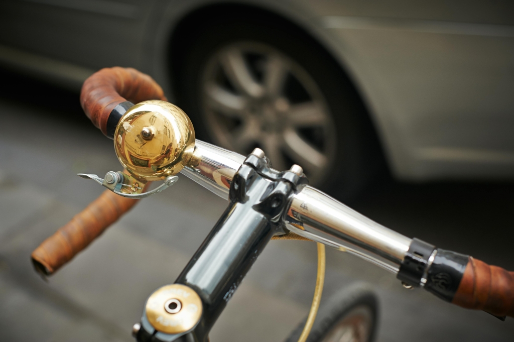 Adolescentă pălmuită de un pensionar după ce l-a acroșat cu bicicleta. Bărbatul intrase pe pista pentru bicicliști și a fost proiectat pe trotuar