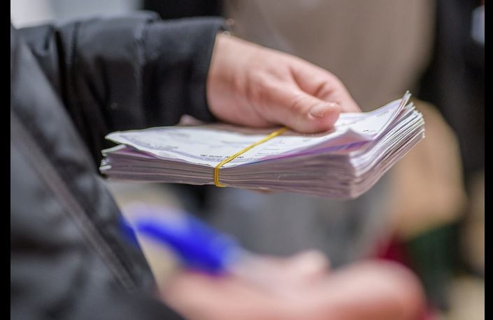 Zeci de mii de români nu pot ieși la pensie întrucât le lipsește un document extrem de important