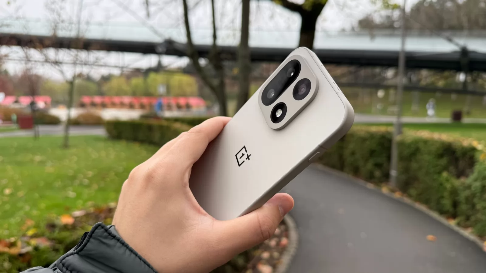 OnePlus 16 trece la următorul nivel de gaming, cu ecran de 185 Hz; Are şi cameră periscop de 200 MP
