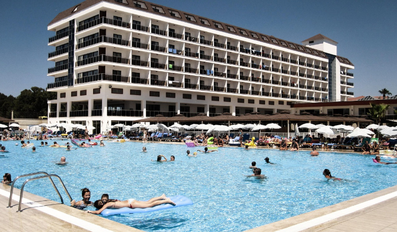 Român de 33 de ani, arestat în Spania după ce a sărutat un copil de 4 ani la piscina hotelului