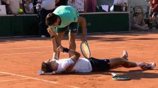 Scenă dramatică la Roland-Garros. A câștigat meciul, dar nu s-a mai putut ridica de jos VIDEO