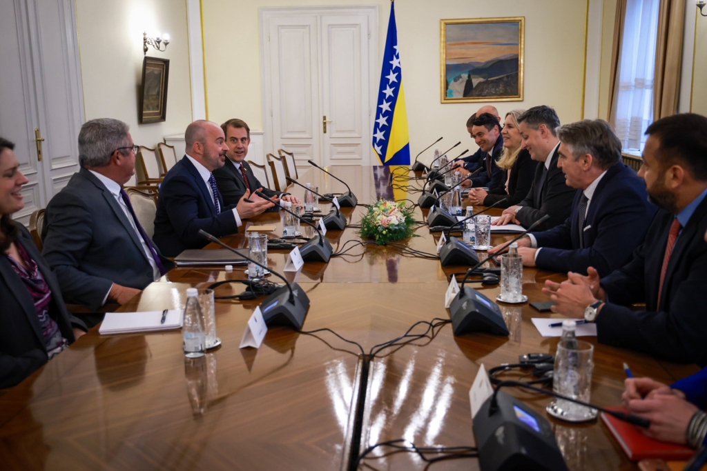 Contract de miliarde de dolari fără licitație. Cum preia anturajul lui Donald Trump controlul sectorului energetic din Balcani de la Rusia