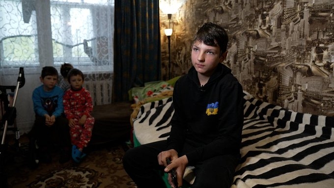Un băiat de 12 ani din Ucraina a salvat șase copii, neutralizând o dronă rusească cu mâinile goale. ''Am 15 secunde să-l tai.''