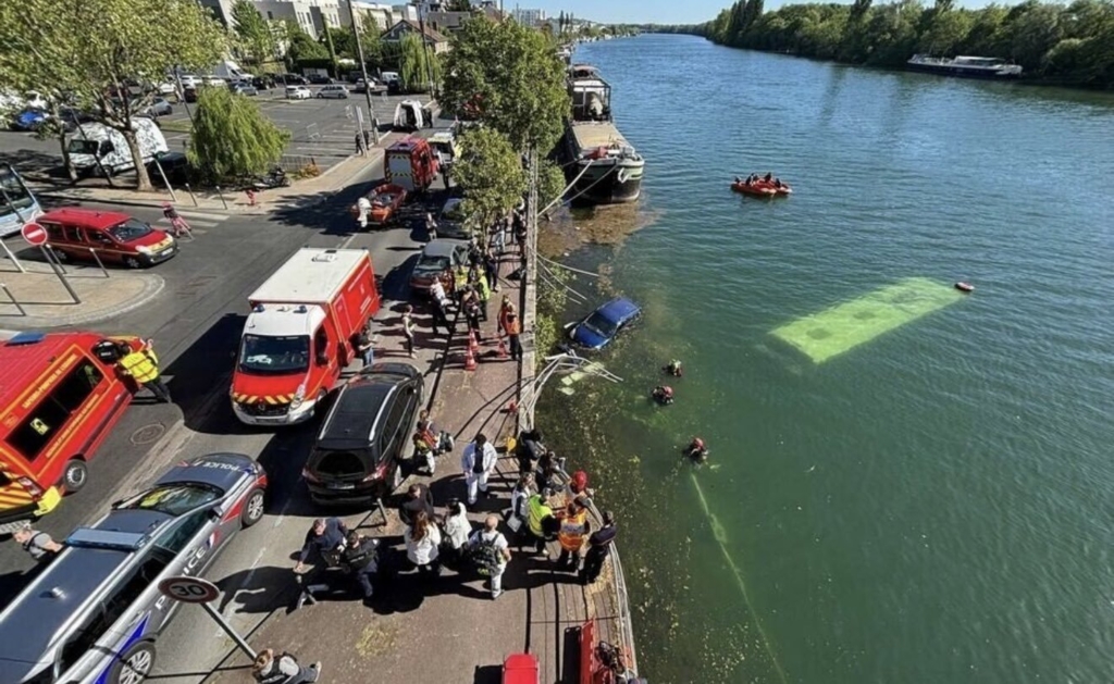 Alertă lângă Paris. Un autobuz a plonjat în Sena și s-a scufundat complet. Șoferul și 3 pasageri se aflau în vehicul FOTO