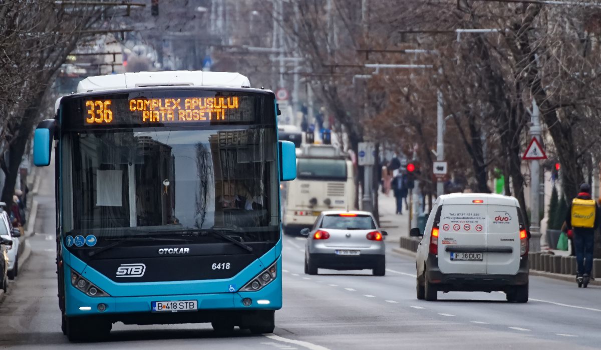 Imaginea surprinde o scenă de trafic urban pe un bulevard mărginit de copaci fără frunze, în București. În prim-plan se află un autobuz aparținând Societății de Transport București (STB). care circulă pe linia 336, având afișată ruta „Complex Apusului - Piața Rosetti”.