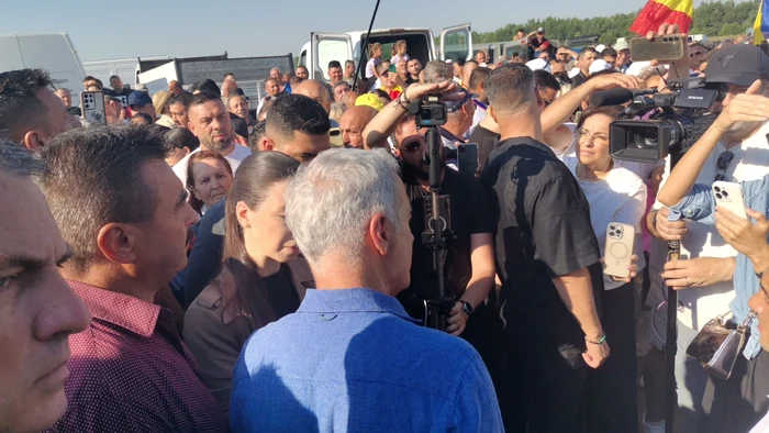 Declarații la televiziunea care l-a însoțit pe tot parcursul vizitei FOTO: Alina Mitran