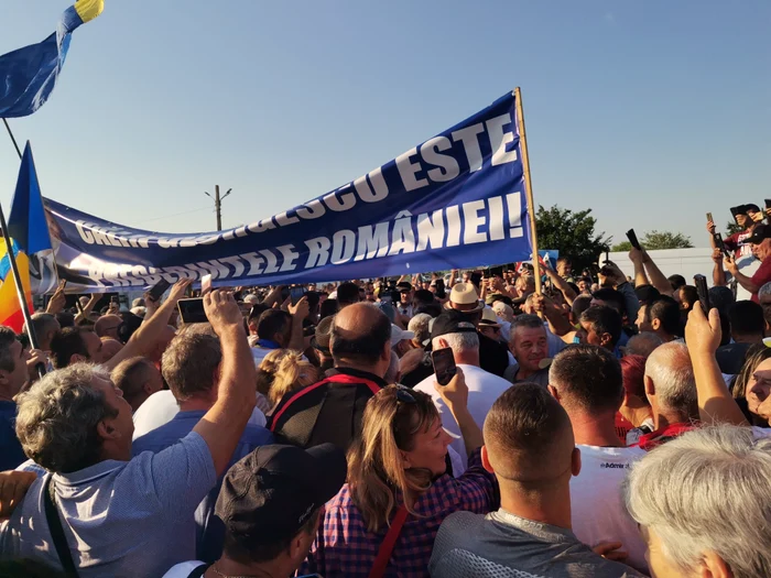 Fanii lui Călin Georgescu au venit cu recuzita pregătită FOTO: Alina Mitran