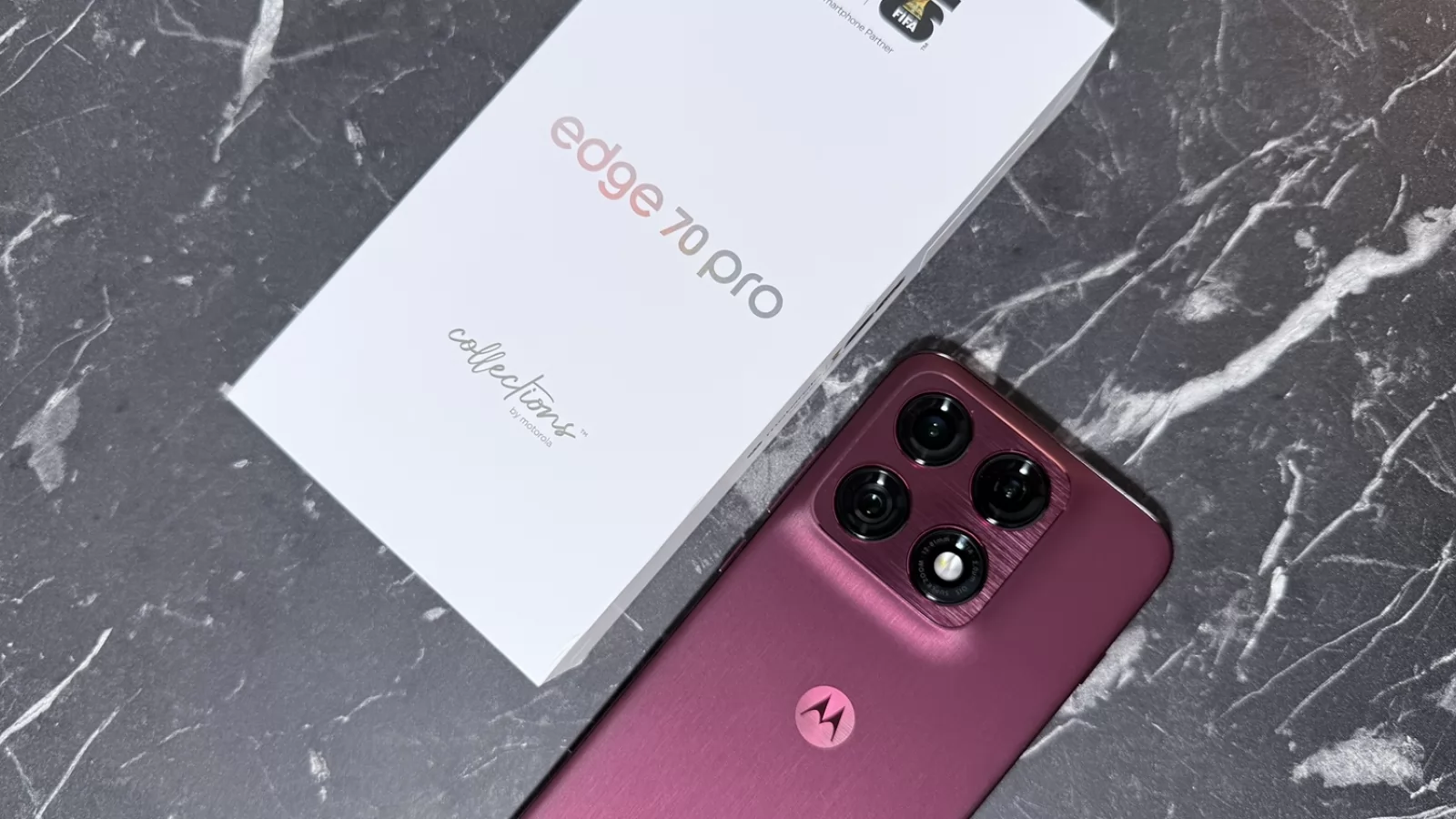 Motorola edge 70 Pro Unboxing: Baterie de 6500 mAh, ecran AMOLED generos de 144Hz, cameră periscopică + o nuanță PANTONE ce iese imediat în evidență