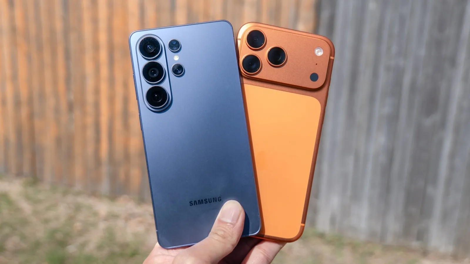 iPhone 17 Pro Max și Galaxy S26 Ultra domină topul vânzărilor; Merită să dai peste 4.000 de lei pe un telefon sau este doar un moft?
