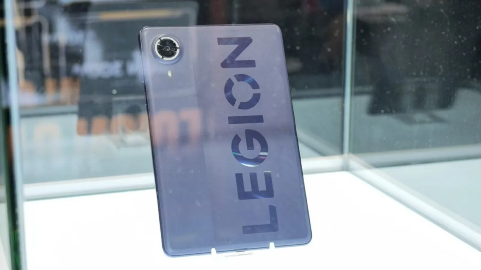 „Ți-am dat un inel... RGB”!? Lenovo Legion Gaming Tablet 2026 a pus inel RGB luminos pe tableta de gaming Legion 2026