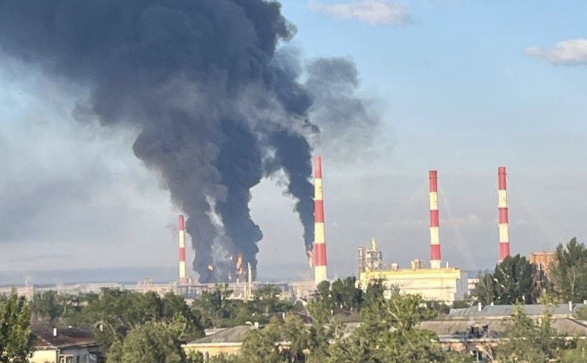 Ziua 1570 "Cadoul" Ucrainei de Ziua Rusiei: raid masiv asupra uzinelor petrochimice (Video). Dronele ucrainene fac prăpăd. "Copiii" lui Putin mor pe front