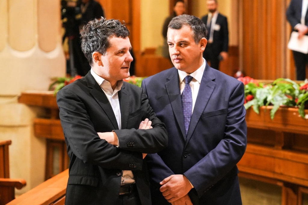 Nicușor Dan îl lasă singur pe Adrian Veștea chiar în timpul negocierilor pentru un nou Guvern. Unde și de ce pleacă președintele în plină criză politică