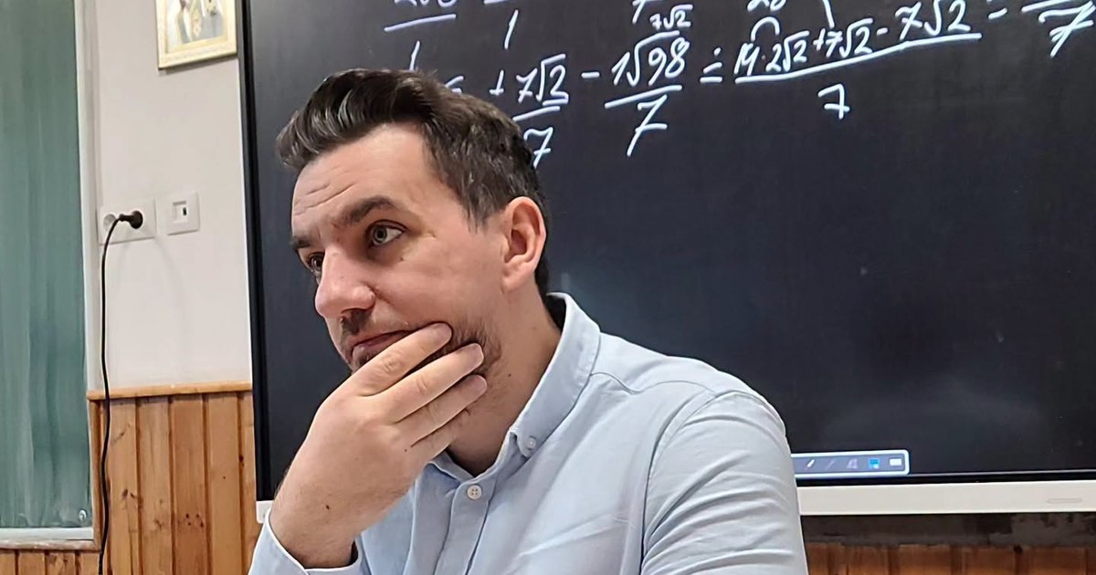 „Dacă iau BAC-ul, pot rămâne aici”. Mesajul unei eleve de la orfelinat care a emoționat un profesor de matematică