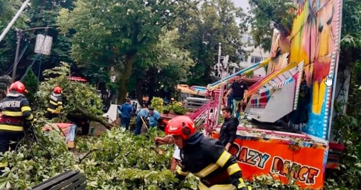 Furtunile au făcut ravagii în România: oameni salvați de pompieri, 88 de mașini avariate și zeci de gospodării inundate. 30 de autoturisme, surprinse de viitură pe DN 1
