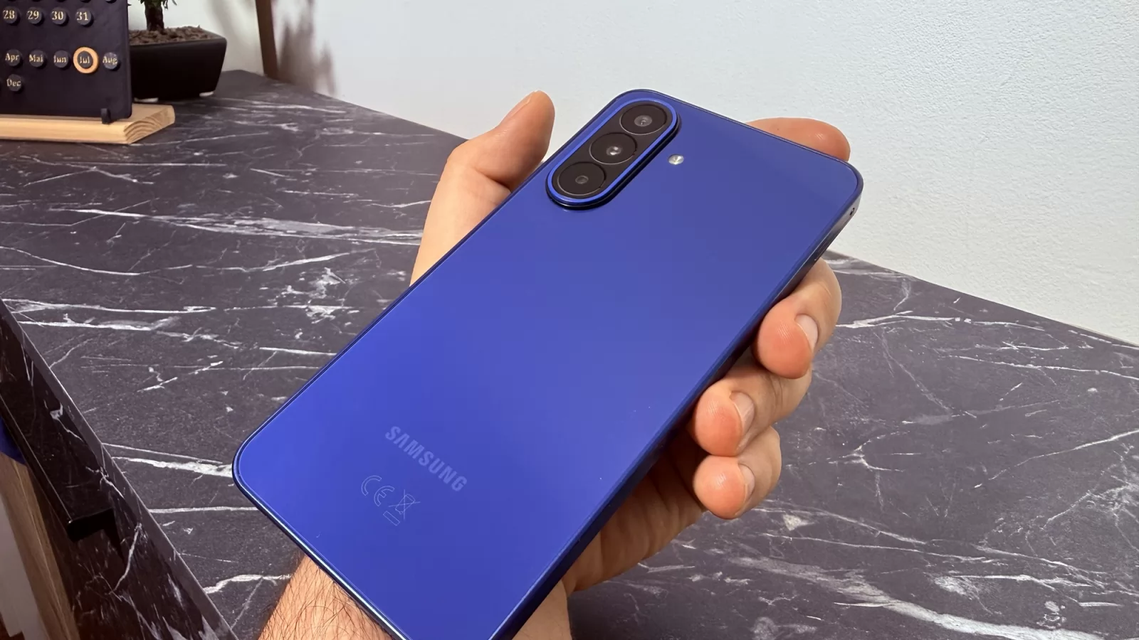 Samsung Galaxy A27 5G: Design modern în sfârșit, cu o cameră selfie integrată ceva mai subtil decât la predecesor
