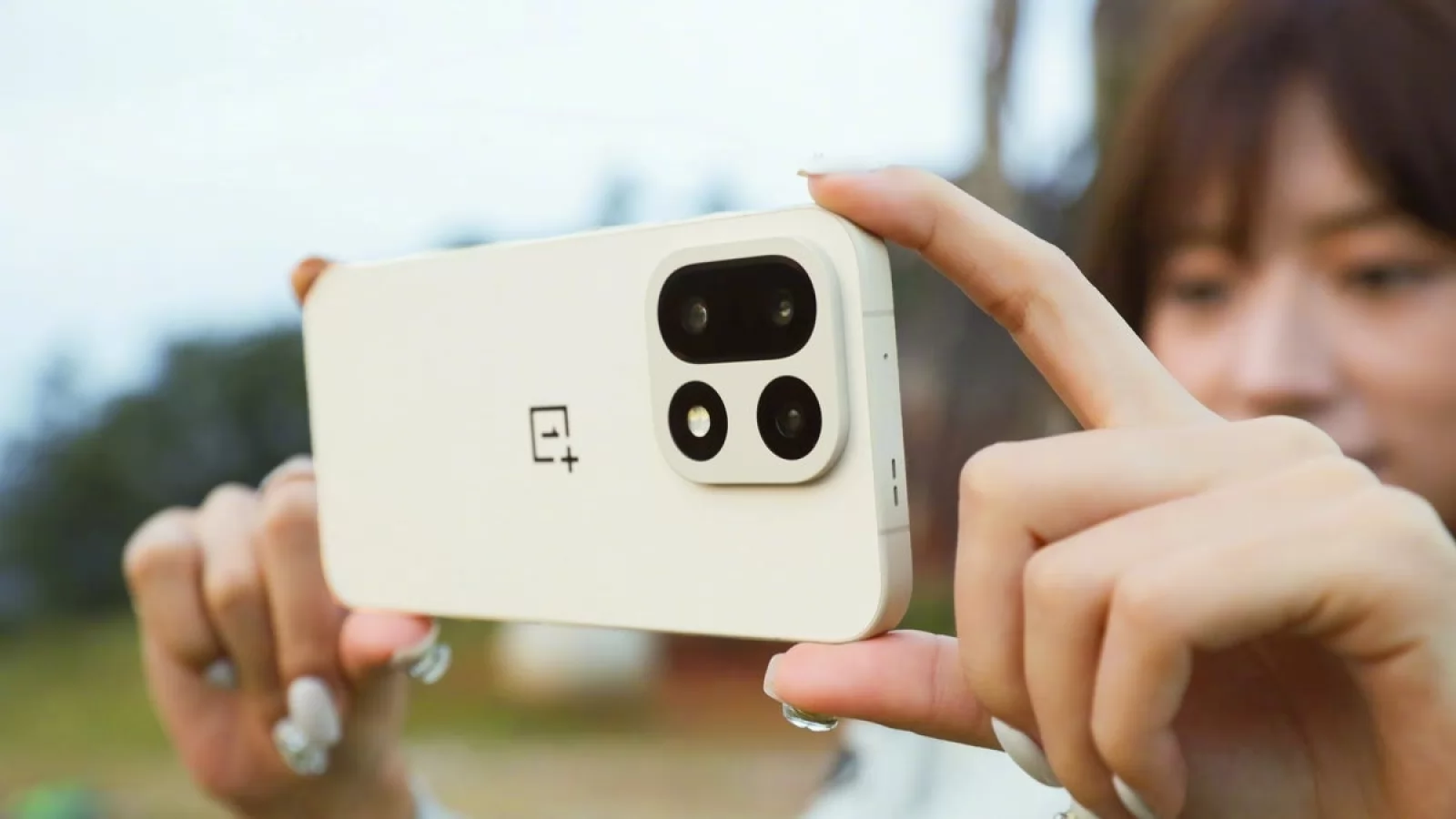 OnePlus 16 ar putea sosi în octombrie, cu margini extrem de subțiri și baterie de 9.000 mAh