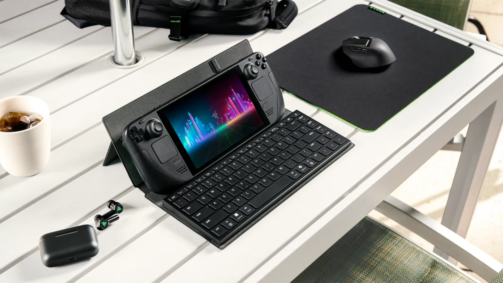 Razer lansează Travel Case Folio: O husă subțire care devine suport pentru tabletă sau consolă portabilă