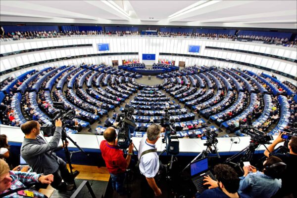 Comisia Europeană critică transparența finanțării partidelor