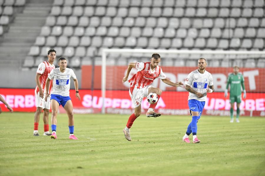 Matteo Duțu și Nikita Stoinov au constituit cuplul de fundași centrali ai lui Dinamo, în meciul cu Farul. Foto: Cristi Preda, GSP Nuno Campos o schimbă pe Dinamo » Primele indicii despre noul stil de joc, după amicalul cu Farul