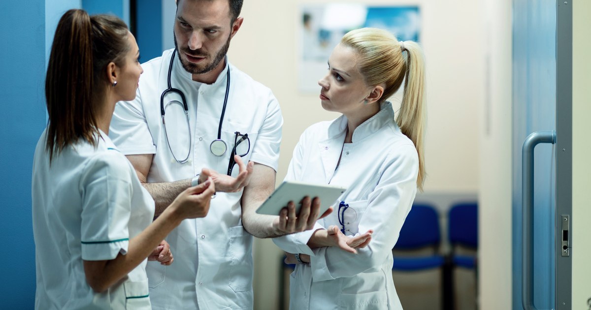 Cât câștigă medicii rezidenți români din Occident. Tânăr din SUA: „La fel ca în România, la finalul lunii, nu prea mai rămân bani”