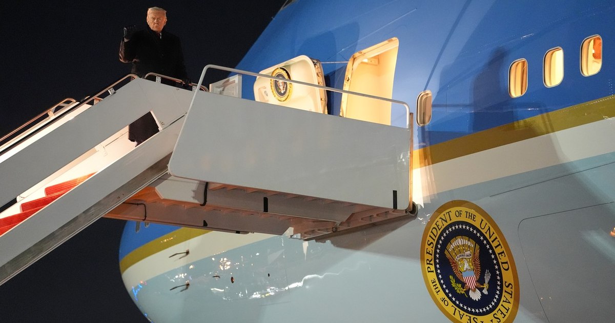 Cum ar fi fost evacuat Trump cu un cărucior de catering după o amenințare a Iranului. Jurnaliștii, lăsați într-un avion momeală