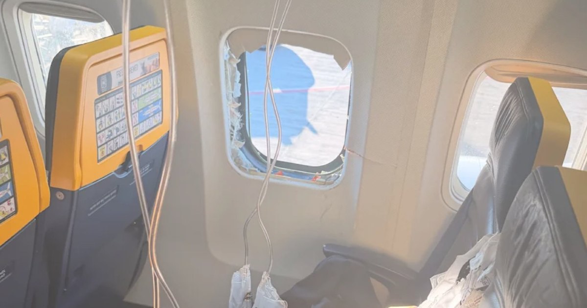 De ce s-a spart geamul avionului Ryanair în care un pasager a fost aspirat afară. Anchetatorii au descoperit ce s-a întâmplat