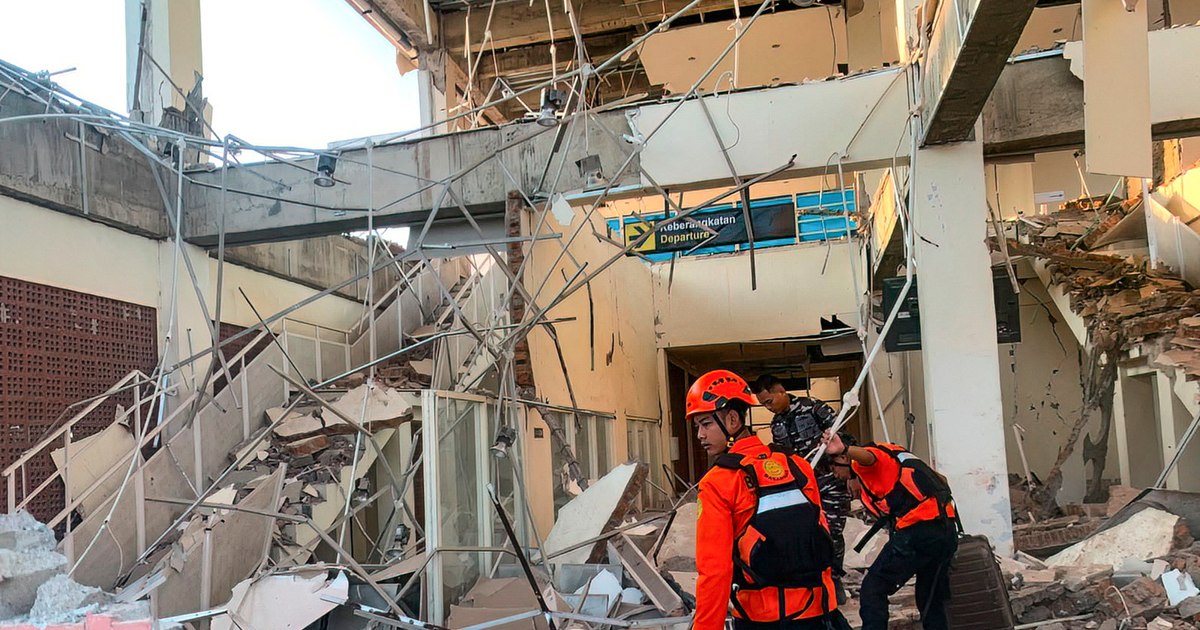 Cutremur devastator în Indonezia. Cel puțin cinci oameni au murit după ce clădirile s-au prăbușit peste ei