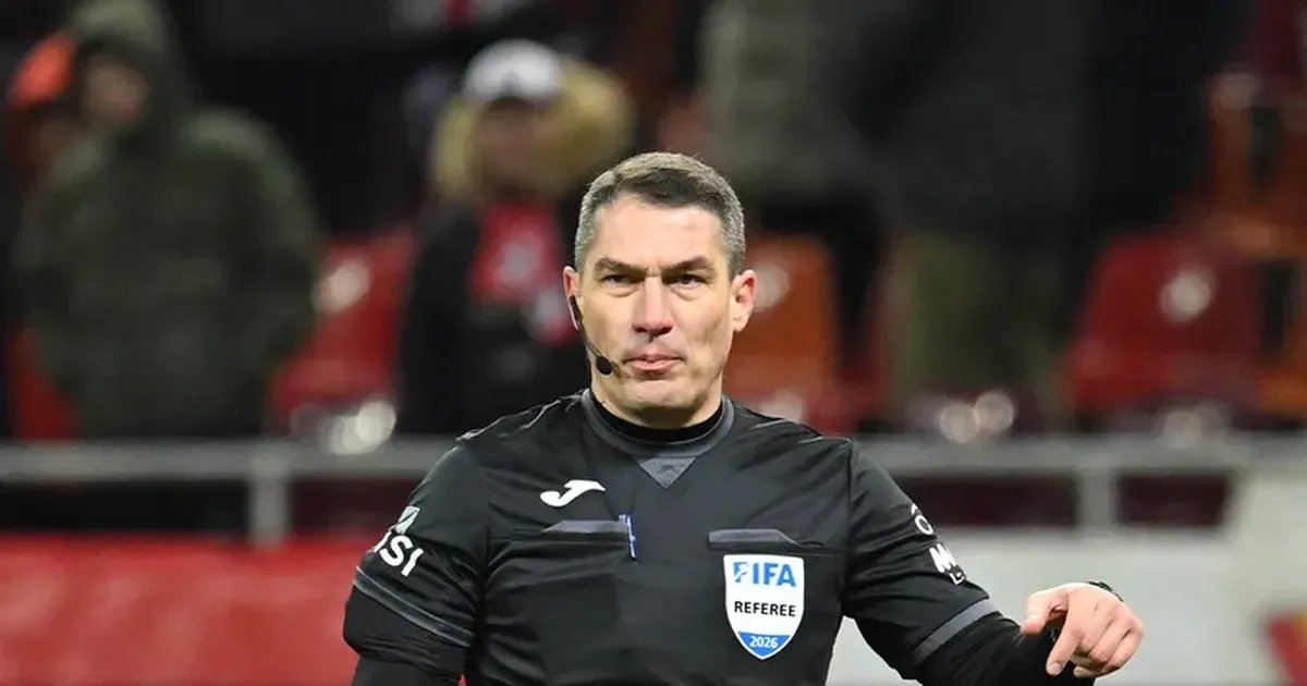 s-a pozat cu Istvan Kovacs.Celebrul lider de galerie din România, imagine neașteptată cu arbitrul FIFA
