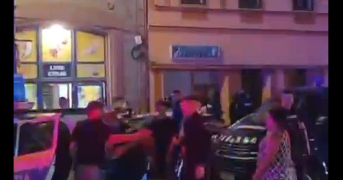 Bătaie cu 11 indivizi, în centrul Aradului: șase persoane au ajuns la spital. Poliția a reținut zece suspecți