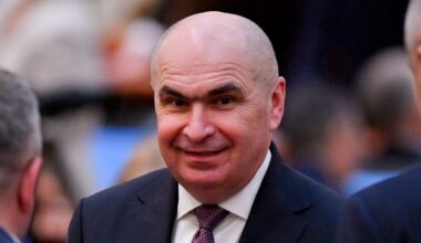 Bolojan critică investițiile în stadioane: „Nu umplem tribuna nici cu toți cetățenii comunei”