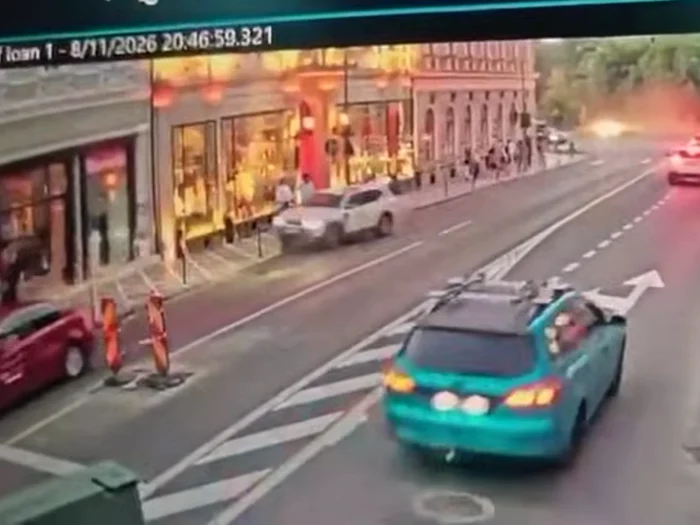Momentul în care un șofer lovește în plin 3 oameni aflați pe trotuar