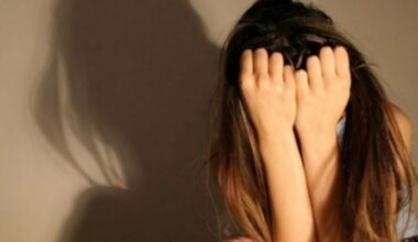 Și-a lăsat fiica de 11 ani singură acasă, în Cipru, ca să meargă la un meci de fotbal în Albania
