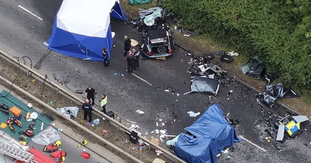 Şapte morţi, printre care și doi poliţişti, după ce un autoturism care circula pe contrasens a intrat într-o maşină a poliţiei, în UK
