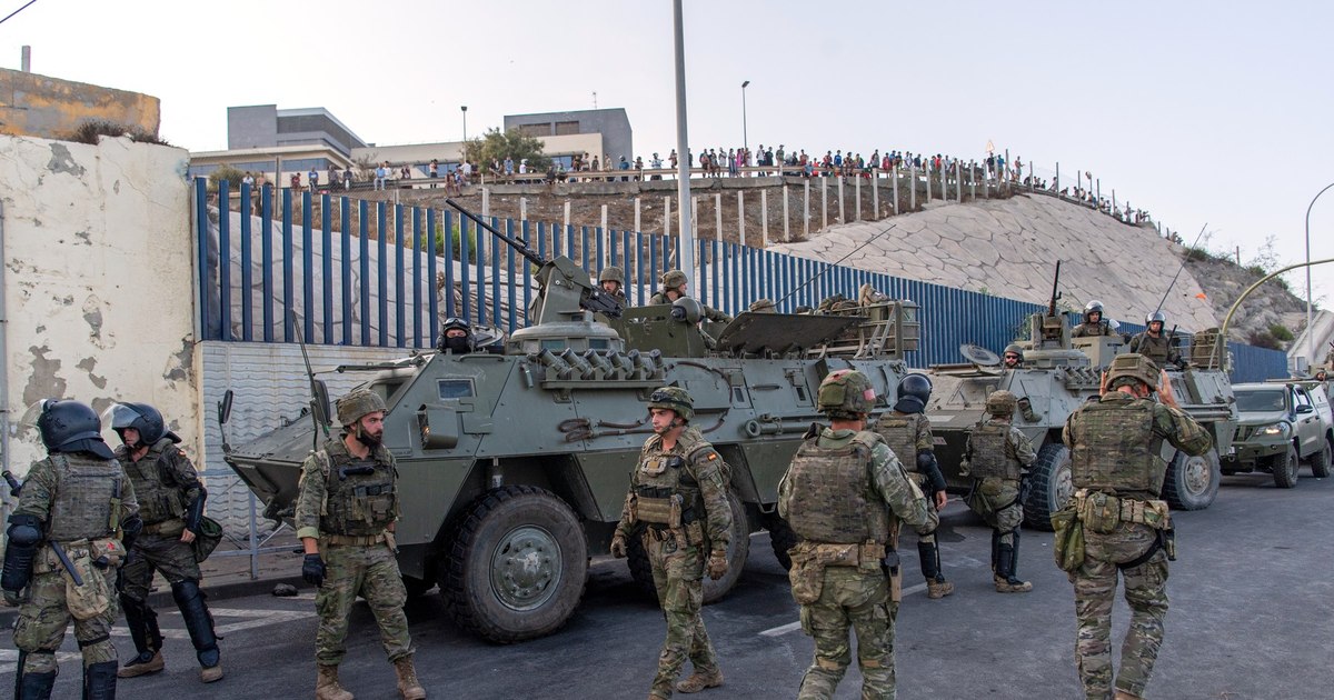 Proteste violente la Ceuta. Manifestanții au incendiat o tabără de migranți
