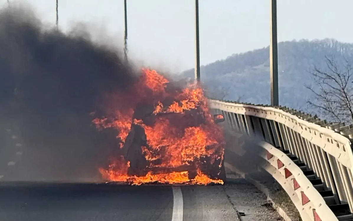 Masina incendiată.