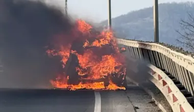 „Am plătit pentru o mașină care nu mai exista”. Coșmarul unui român după ce autoturismul hibrid i-a luat foc în mers