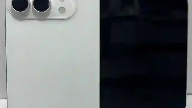 Prototip al iPhone Fold. iPhone FOLD alb depliat
