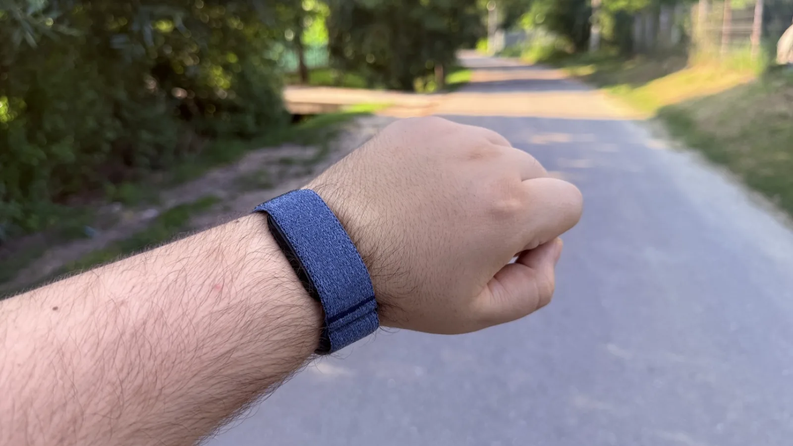 Prezentare Garmin CIRQA: Brățara fără ecran care îți monitorizează corpul, fără să-ți ocupe atenția