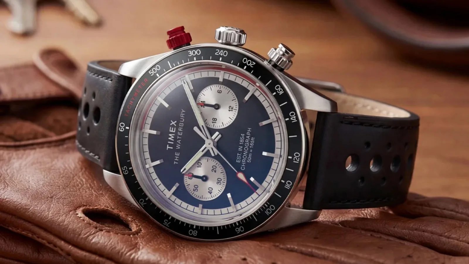 Timex a lansat două ceasuri care arată mult mai scump decât sunt – 39 mm, meca-quartz și design inspirat din motorsport