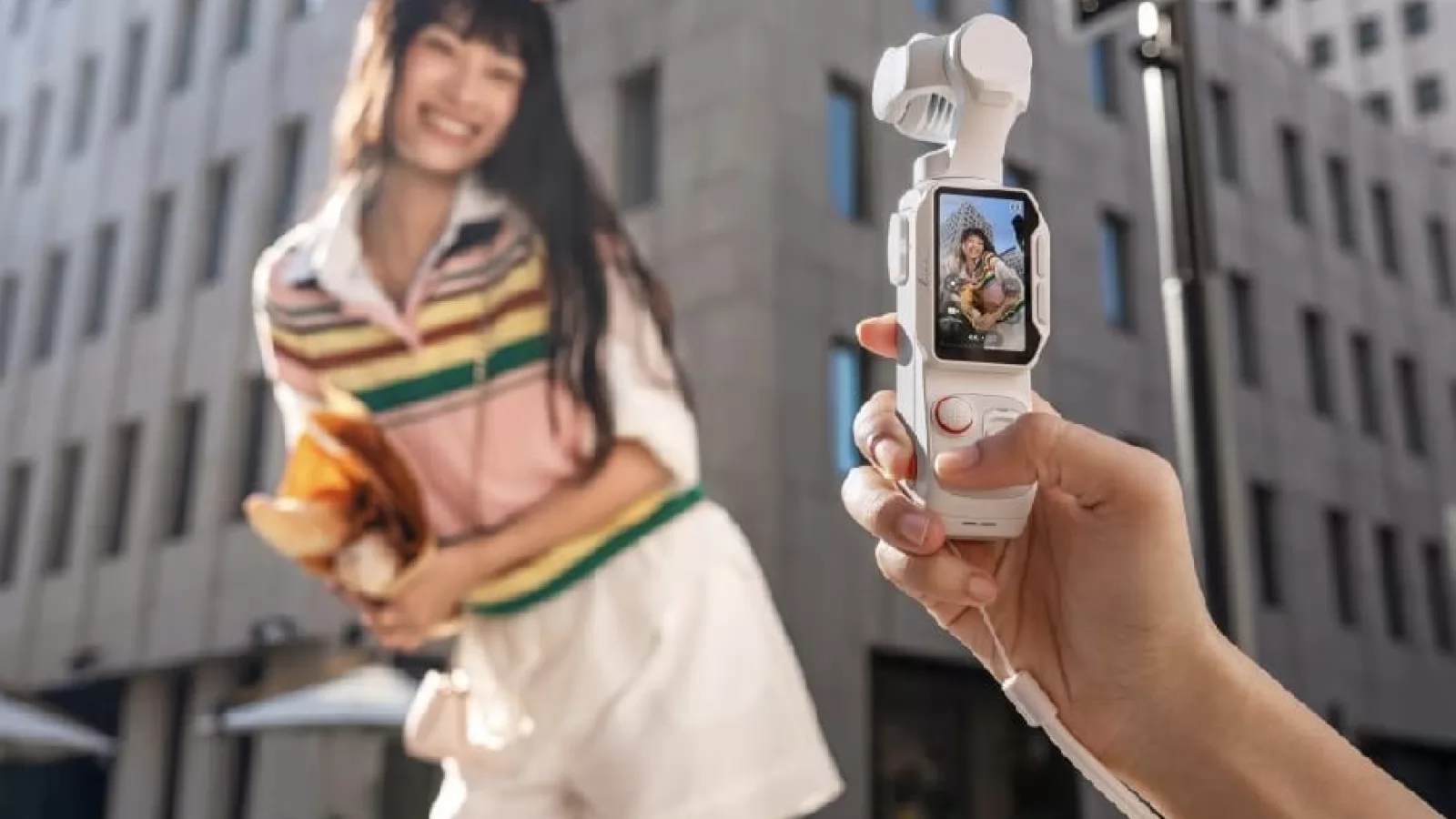 Insta360 Luna Pro filmează 4K direct pe verticală și atacă exact punctul slab al camerelor-gimbal